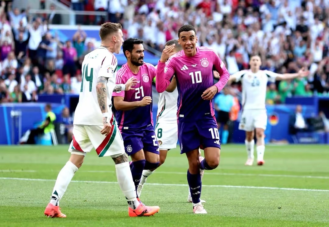 包含葡萄牙惨遭阿尔巴尼亚绝杀，出线形势岌岌可危的词条