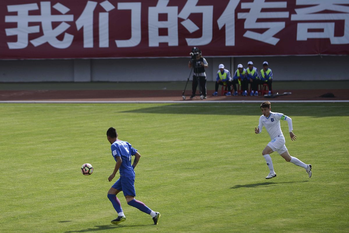 足球赛事中球员实力对决成为热议话题