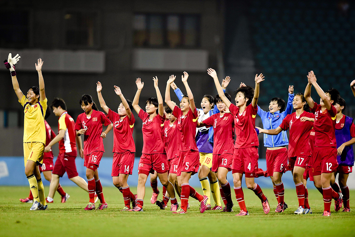 热血拼搏！女子足球比赛全面精彩