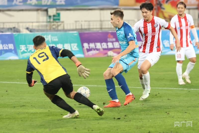 包含足球赛事精彩纷呈，球迷热情高涨的词条